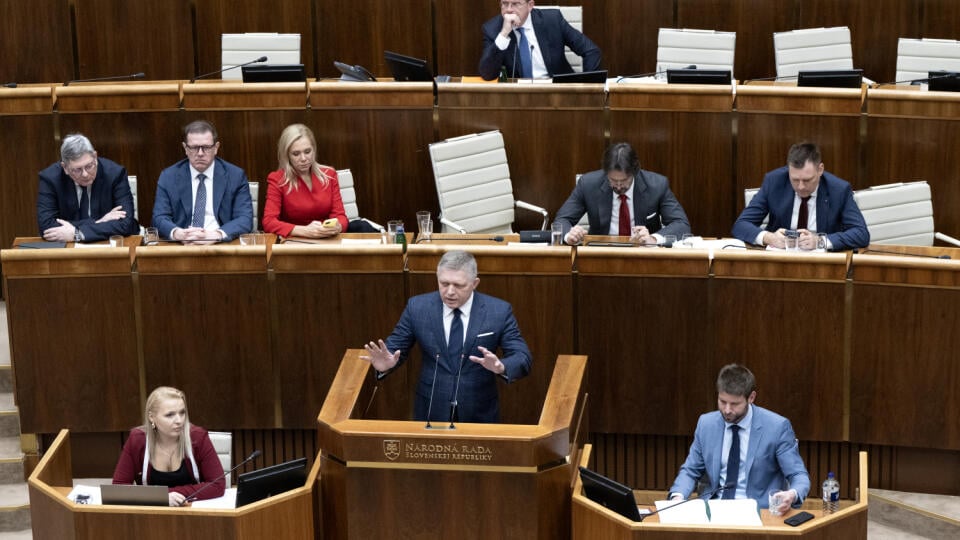 Na snímke v popredí uprostred premiér Robert Fico (Smer-SD) a vpravo poslanec NR SR Michal Šimečka (Progresívne Slovensko), druhý rad zľava minister spravodlivosti SR Boris Susko (Smer-SD), podpredseda vlády SR pre Plán obnovy a odolnosti a využívanie eurofondov Peter Kmec (Hlas-SD), podpredsedníčka vlády a ministerka hospodárstva SR Denisa Saková (Hlas-SD), vicepremiér a minister obrany SR Robert Kaliňák (obaja Smer-SD) a minister životného prostredia SR Tomáš Taraba (nominant SNS) a v pozadí u