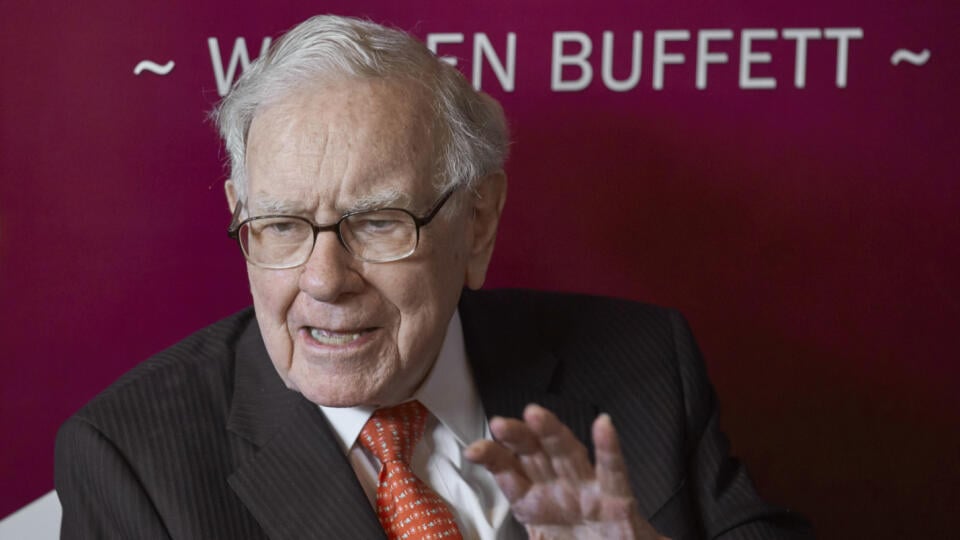 WA 15 Omaha Archive - In this May 5, 2019 file photo, billionaire Warren Buffett, chief executive of the American conglomerate Berkshire Hathaway, during a meeting with shareholders in Omaha.  The new coronavirus pushed W. Buffett's Berkshire Hathaway into a record loss.  It posted a record loss of nearly $50 billion in the first quarter.  In comparison, the conglomerate posted a net profit of $21.66 billion in the same period last year.  PHOTO TASR/AP FILE - In this May 5, 2019, file photo Warren Buffett, Chairm