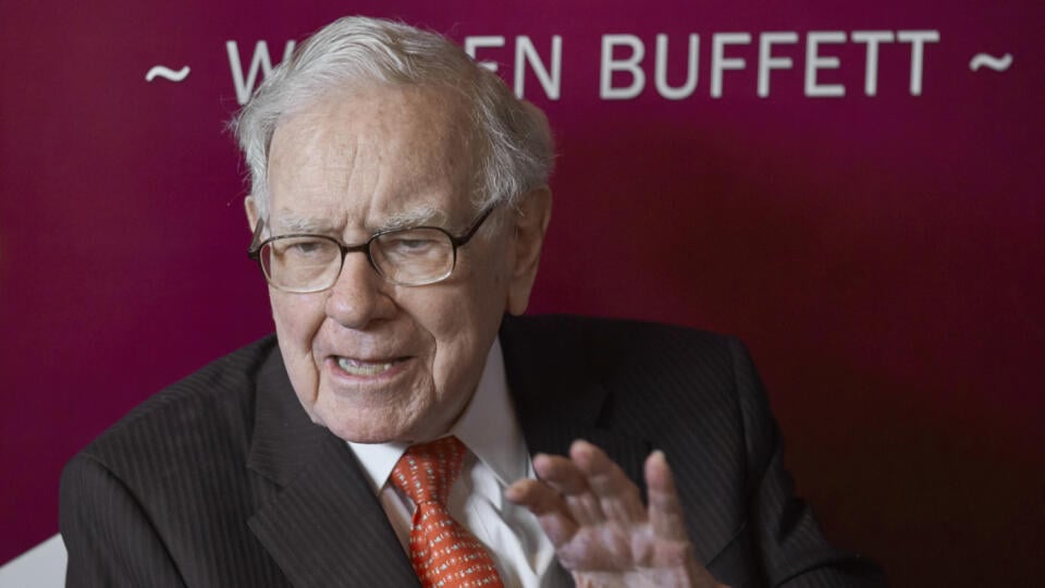 WA 15 archív Omaha - Na archívnej snímke z 5. mája 2019 miliardár Warren Buffett, výkonný riaditeľ amerického konglomerátu Berkshire Hathaway počas stretnutia s akcionármi v Omahe. Nový koronavírus stlačil Berkshire Hathaway W. Buffetta do rekordnej straty. Za prvý kvartál zaznamenal rekordnú stratu takmer 50 miliárd USD. Na porovnanie, v rovnakom období minulého roka zaznamenal konglomerát čistý zisk 21,66 miliardy USD. FOTO TASR/AP
FILE - In this May 5, 2019, file photo Warren Buffett, Chairm