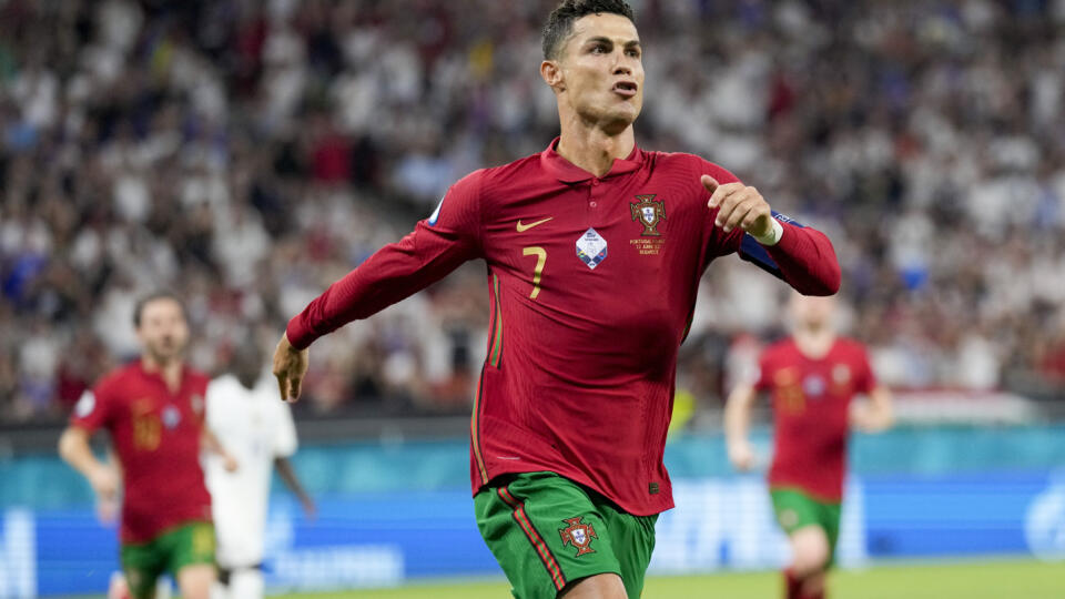 WA 27 Budapešť - Kapitán Portugalska Cristiano Ronaldo sa teší po strelení gólu zo značky pokutového kopu v zápase základnej  F-skupiny Portugalsko - Francúzsko na ME vo futbale v Budapešti 23. júna 2021. FOTO TASR/AP

 

Portugal's Cristiano Ronaldo celebrates after scoring his team's first goal from the penalty spot during the Euro 2020 soccer championship group F match between Portugal and France at the Puskas Arena, Budapest, Hungary, Wednesday, June 23, 2021. (AP Photo/Darko Bandic,Pool)