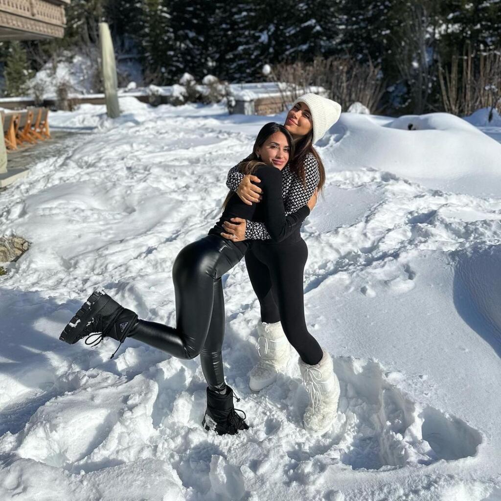 Messiho manželka Antonella vytiahla do snehu obtiahnuté kožené nohavice. Zapózovala si aj so ženou Fabregasa.