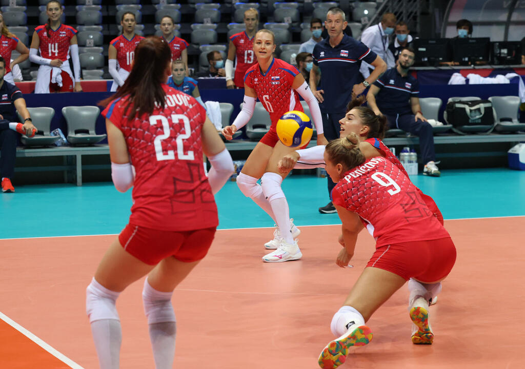Na snímke slovenské hráčky (v červenom) zľava Mária Žernovičová, Jaroslava Pencová a Karin Palgutová v zápase C-skupiny Slovensko - Taliansko na ME vo volejbale žien v chorvátskom Zadare 23. augusta 2021. FOTO TASR - HINA/Zvonko KUCELIN
Zadar, 23.08.2021. - EuroVolley 2021 Europsko prvenstvo u odbojci za Ĺľene. Utakmica reprezentacija SlovaÄŤke i Italije.
foto HINA/ Zvonko KUCELIN/