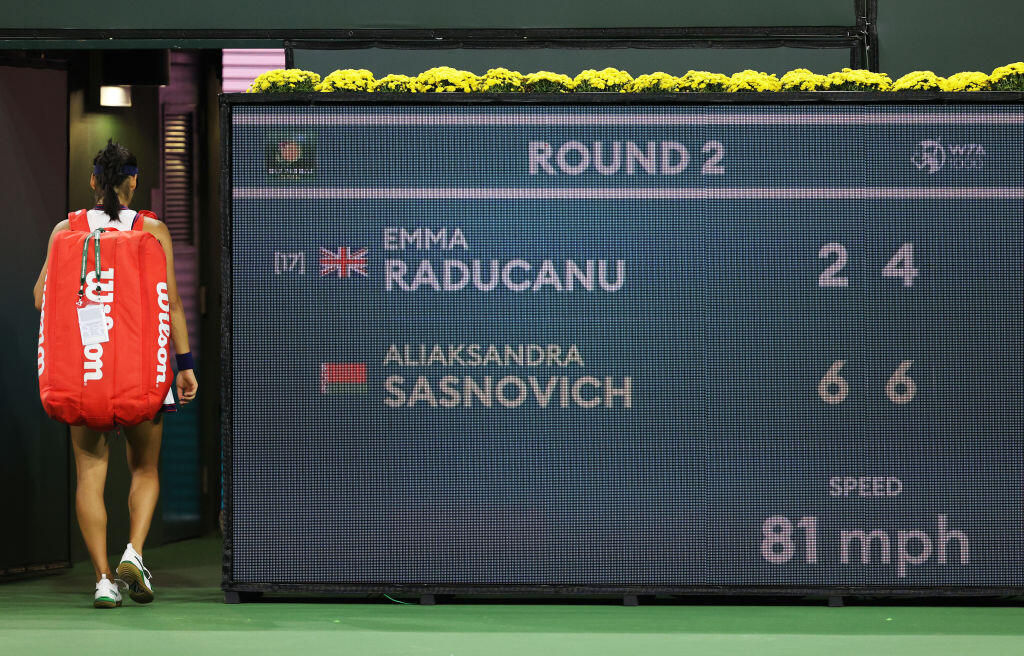 Raducanová opúšťa hlavný kurt v Indian Wells po hladkej prehre.