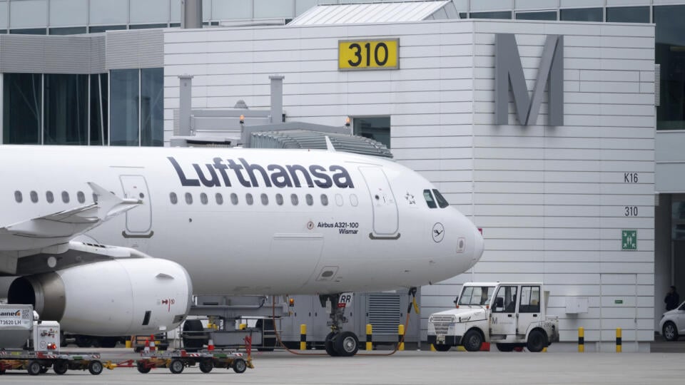WA 30 archív Mníchov - Na archívnej snímke z 26. februára 2025 lietadlo nemeckej spoločnosti Lufthansa parkuje na letisku Mníchove. Čistý zisk Lufthansy klesol v minulom roku o takmer pätinu a v prípade prevádzkového zisku pokles dosiahol viac než 40 percent. Výsledky ovplyvnili štrajky, rastúce náklady, zákaz využívania ruského vzdušného priestoru a odklad dodávok nových lietadiel. FOTO TASR/AP
A Lufthansa aircraft stands at a gate at the Munich Airport in Munich, Germany, Thursday, Feb 27,