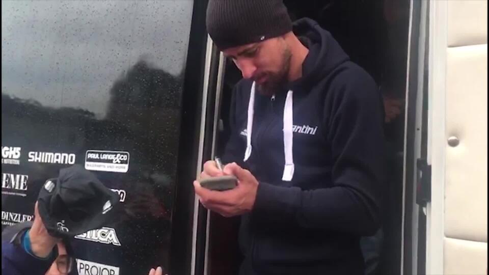 VIDEO: Sagan skončil v Anglicku piaty. Napriek tomu ho čakal pred autobsom dav fanúšikov!