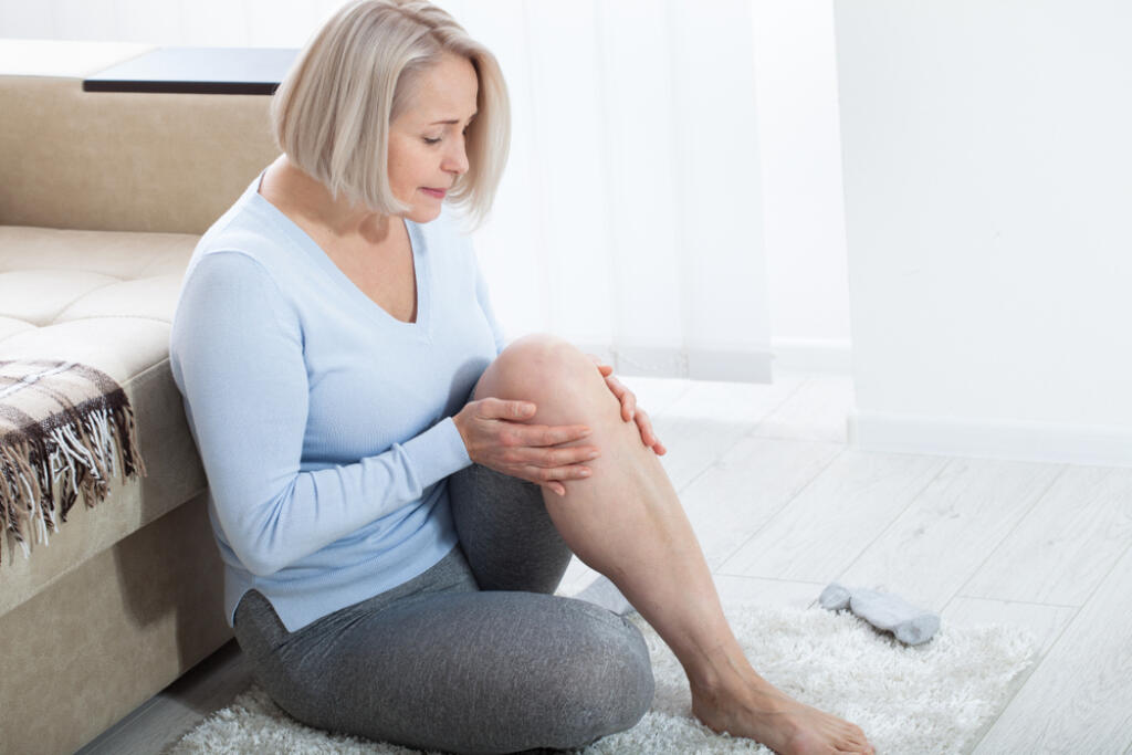 Úbytok estrogénu je v 60-tke zodpovedný aj za rednutie kostí. Osteoporóza sa týka najmä žien, u ktorých menopauza nastala skôr, museli podstúpiť odstránenie maternice či vaječníkov alebo nedodávali telu dostatok vápnika. Zo začiatku môže byť nenápadná a prejaví sa len pobolievaním predkolenia či v bedrovej časti chrbtice. Treba to riešiť už vtedy, nie až keď sa vám niektorá z kostí zlomí. Všeobecný lekár vám dá odporúčanie na špeciálne vyšetrenie alebo vás pošle k ortopédovi.
