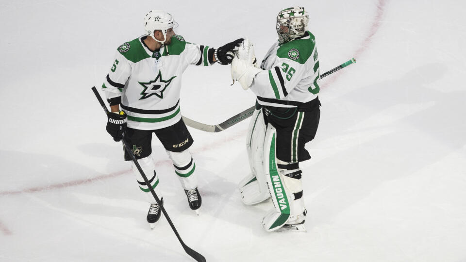 EBE 7 Edmonton - Na snímke vľavo slovenský obranca Dallasu Andrej Sekera a kazašský brankár a jeho spoluhráč Anton Chudobin oslavujú víťazstvo nad Calgary a postup do semifinále play off hokejovej NHL po šiestom zápase štvrťfinále Západnej konferencie Calgary Flames - Dallas Stars (3:7) v kanadskom Edmontone v noci na 21. augusta 2020. FOTO TASR/AP
Dallas Stars' Andrej Sekera (5) and goalie Anton Khudobin (35) celebrate the win over the Calgary Flames after an NHL Western Conference Stanley Cup