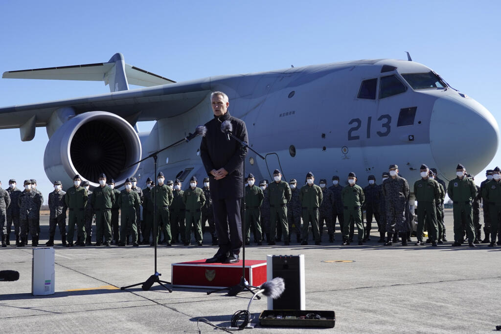 Generálny tajomník NATO Jens Stoltenberg hovorí počas návštevy leteckej základne japonských vzdušných síl sebaobrany Iruma 31. januára 2023 v Sajame.
