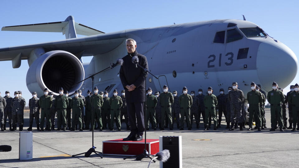 Generálny tajomník NATO Jens Stoltenberg hovorí počas návštevy leteckej základne japonských vzdušných síl sebaobrany Iruma 31. januára 2023 v Sajame.