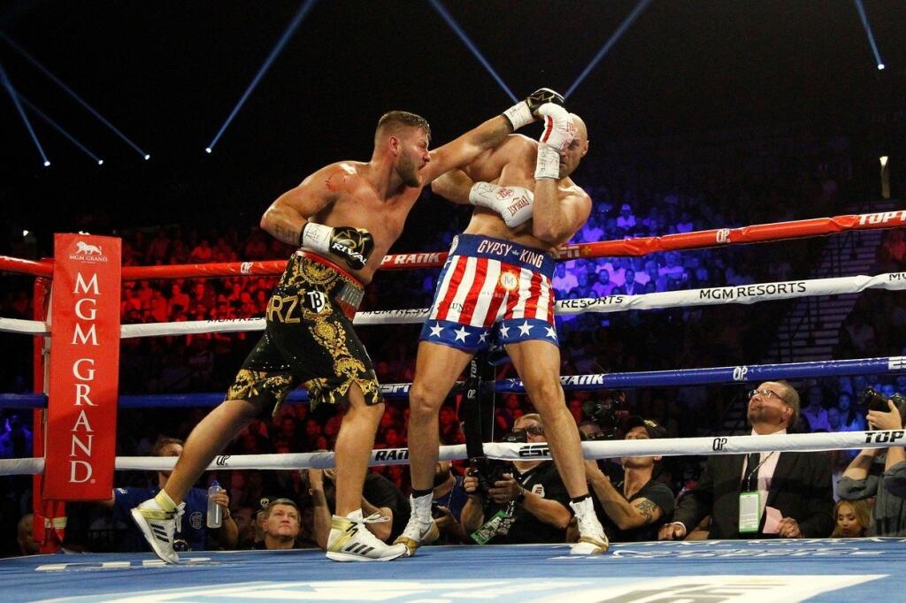 Britský boxer Tyson Fury (30) v noci na nedeľu si vychutnal nemeckého protivníka Toma Schwarza (25).