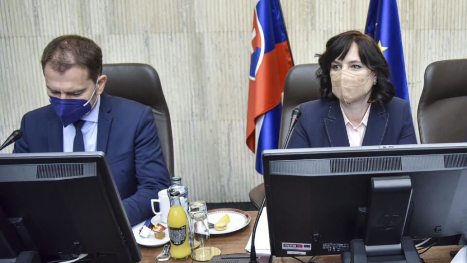 Na snímke zľava podpreedseda vlády SR a minister financií SR Igor Matovič (OĽANO), videpremiérka a ministerka investícií, regionálneho rozvoja a informatizácie SR Veronika Remišová (Za ľudí) počas 13. rokovania vlády SR 26. mája 2021 v Bratislave. FOTO TASR - Pavol Zachar