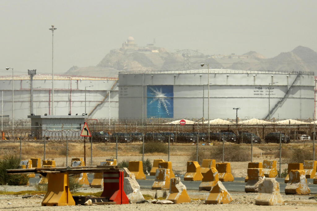 WA 45 archív Džidda - Na archívnej snímke z 21. marca 2021 ropné zásovníky v saudskoarabskom ropnom koncerne  Saudi Aramco v Džidde. Saudskoarabský štátny ropný gigant Saudi Aramco zvýšil výplaty vláde aj investorom o viac ako polovicu. To pomôže naplniť štátnu pokladnicu, o ktorej sa predpokladalo, že tento rok skočí s deficitom. FOTO TASR/AP 

FILE - Storage tanks are seen at the North Jiddah bulk plant, an Aramco oil facility, in Jiddah, Saudi Arabia, on March 21, 2021. Saudi Arabia's state-r