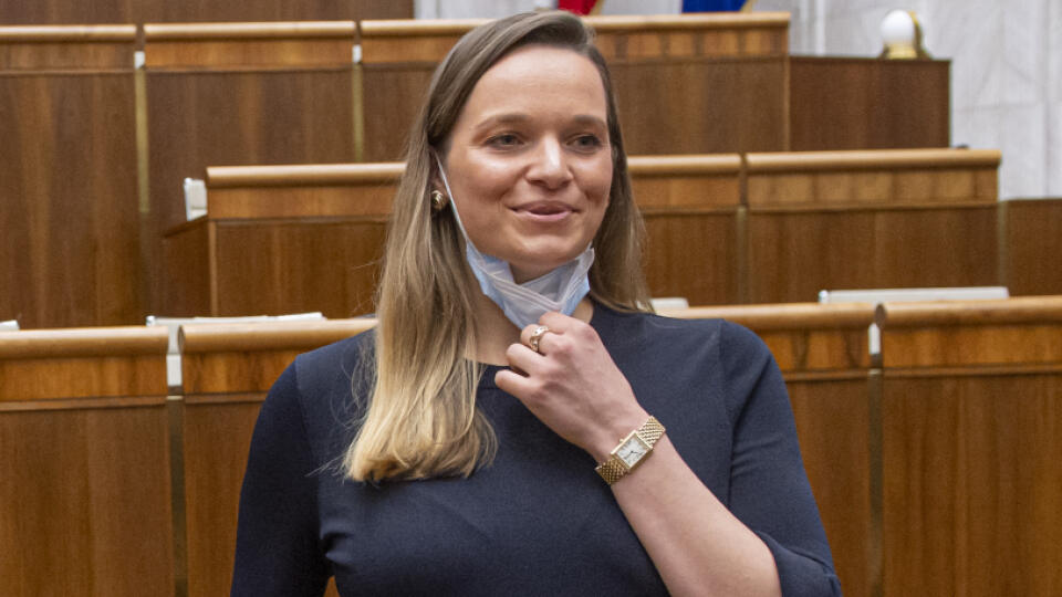 Na snímke Romana Tabák (OĽANO) skladá poslanecký sľub počas ustanovujúcej schôdze Národnej rady Slovenskej republiky (NR SR) VIII. volebného obdobia 20. marca 2020 v Bratislave. FOTO TASR - Michal Svítok