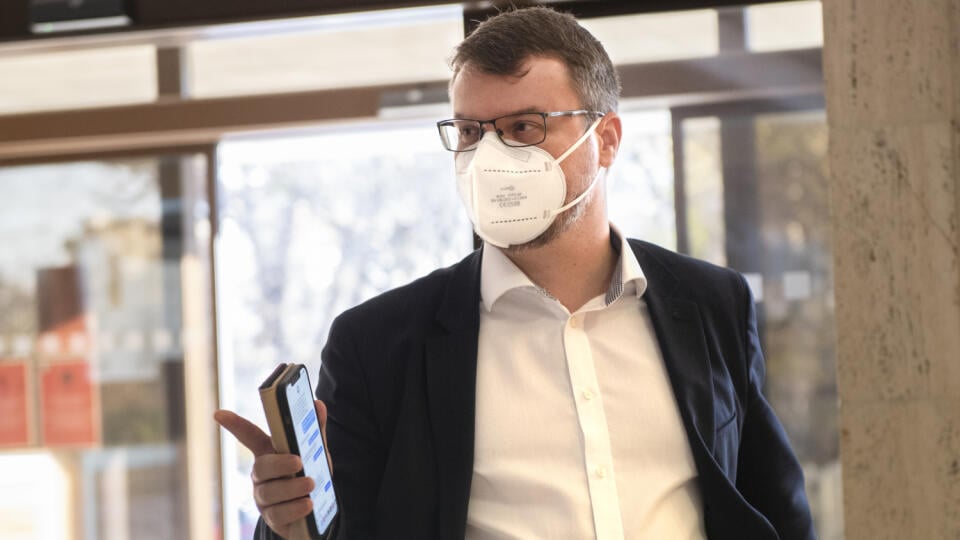 Na snímke podpredseda vlády Slovenskej republiky pre legislatívu Štefan Holý (Sme rodina) prichádza na rokovanie 43. schôdze vlády SR v Bratislave 24. novembra 2021. FOTO TASR - Pavel Neubauer
