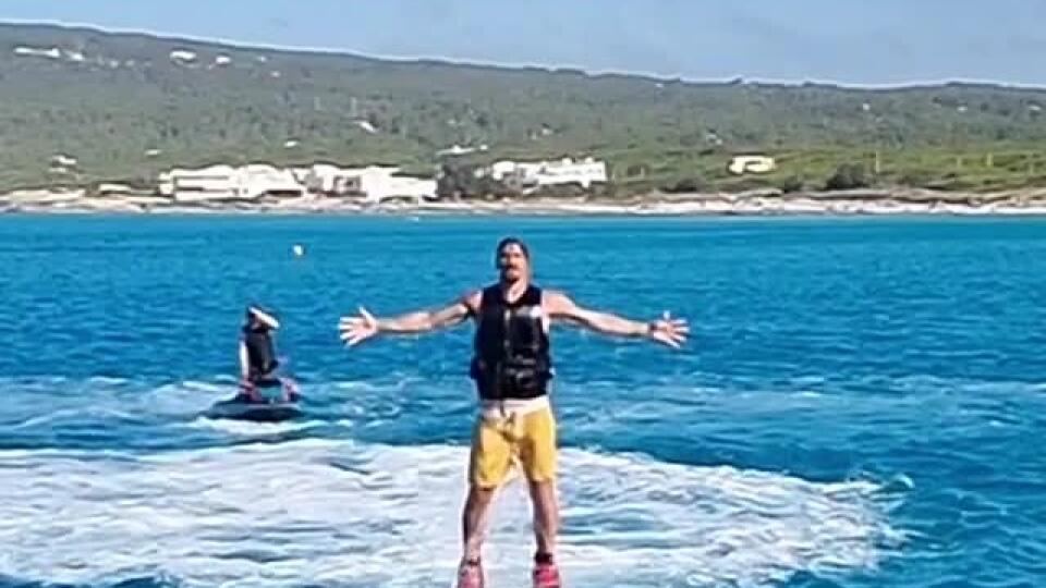 Lietajúci Ibrahimovič: Hviezdny futbalista z dovolenky šokoval adrenalínovou zábavou v mori
