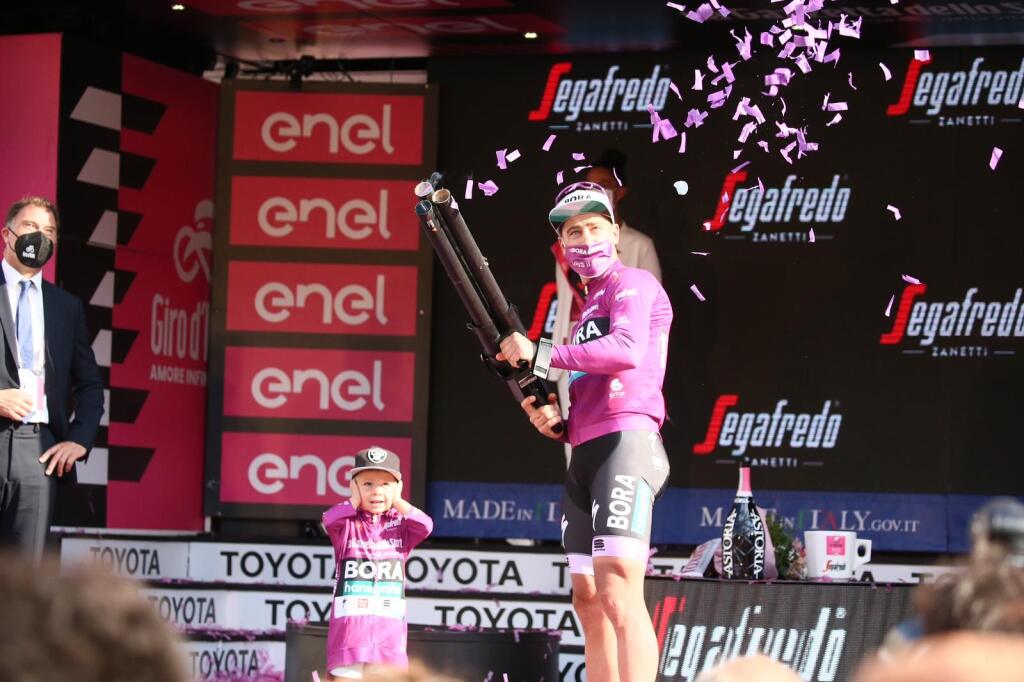 Saganov syn nechýbal ani na Giro d'Italia, kde jeho otec získal cyklámenový dres.