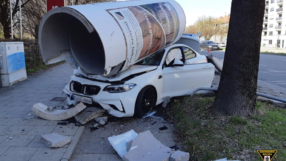 Na mladého vodiča BMW po náraze spadol stĺp (Mníchov)