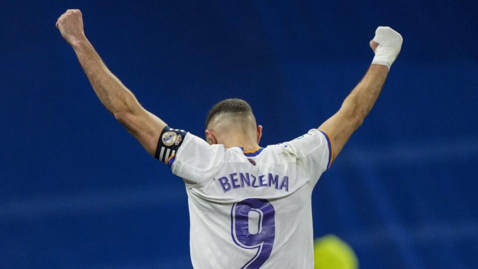 WA 12 Madrid - Futbalista Realu Karim Benzema sa teší po strelení gólu v dohrávke 9. kola španielskej La Ligy Real Madrid - Athletic Bilbao v Madride v stredu 1. decembra 2021. FOTO TASR/AP
Real Madrid's Karim Benzema celebrates after scoring the opening goal during a match against Athletic Bilbao's at Santiago Bernabeu stadium in Madrid, Spain, Wednesday, Dec. 1, 2021. (AP Photo/Bernat Armangue)
