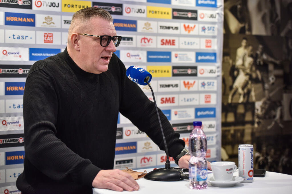 Výkonný výbor slovenského futbalového zväzu schválil návrh prezidenta Jána Kováčika (59), ktorý na post lodivoda nášho národného výberu odporučil Štefana Tarkoviča (48).
