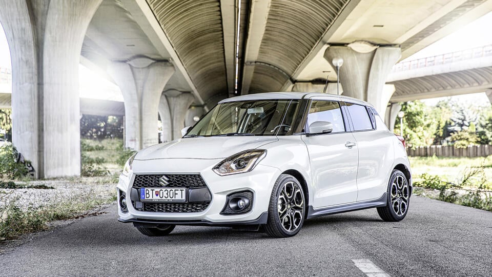 NENÁPADNÝ, ALE JEDINEČNÝ
Swift Sport nekričí do sveta, že má nadštandardný výkon. Znalec si však jeho výnimočnosť ľahko všimne.