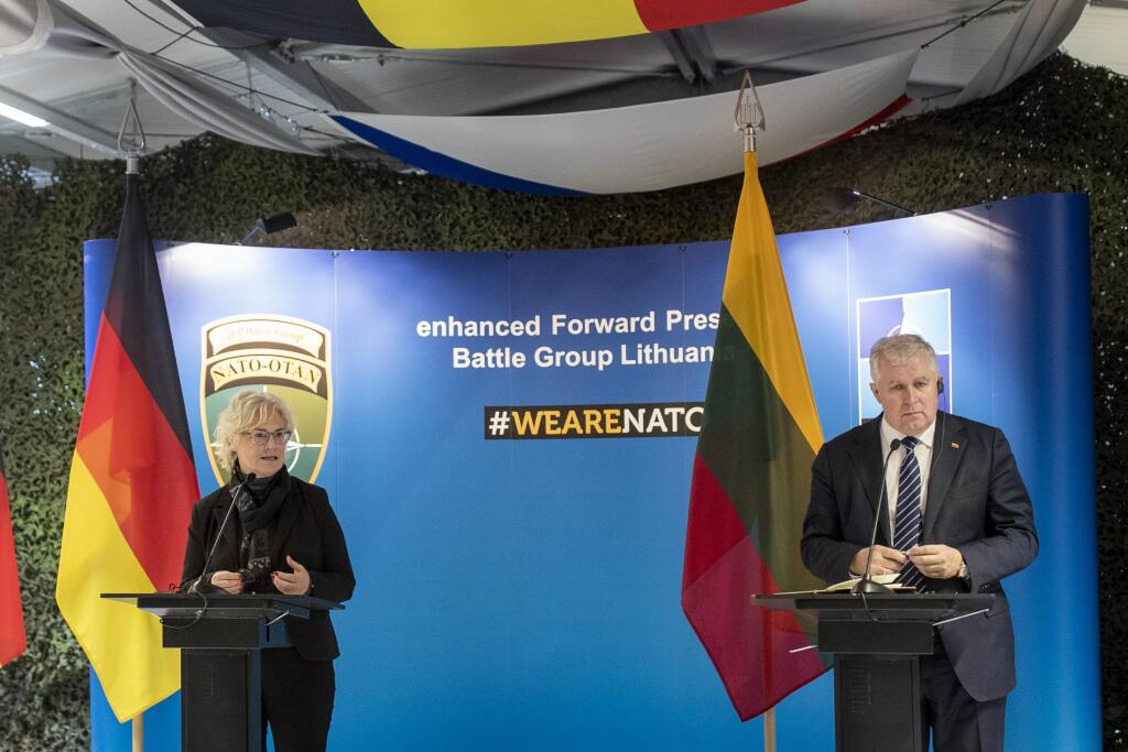 PK 40 Rukla - Na snímke zľava nemecká ministerka obrany Christine Lambrechtová a litovský minister obrany Arvydas Anušauskas počas tlačovej konferencie na základni v litovskej Rukle, 100 km západne od hlavného mesta Vilniusu v utorok 22. februára 2022. Nemecko posiela do Litvy ďalších vojakov ako odpoveď na zhromažďovanie ruských jednotiek na hranici s Ukrajinou a zhoršujúcu sa bezpečnostnú situáciu pobaltských štátov. FOTO TASR/AP

German Defense Minister Christine Lambrecht, left, speaks as Li