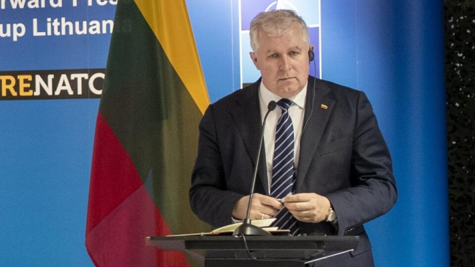 PK 40 Rukla - Na snímke zľava nemecká ministerka obrany Christine Lambrechtová a litovský minister obrany Arvydas Anušauskas počas tlačovej konferencie na základni v litovskej Rukle, 100 km západne od hlavného mesta Vilniusu v utorok 22. februára 2022. Nemecko posiela do Litvy ďalších vojakov ako odpoveď na zhromažďovanie ruských jednotiek na hranici s Ukrajinou a zhoršujúcu sa bezpečnostnú situáciu pobaltských štátov. FOTO TASR/AP
German Defense Minister Christine Lambrecht, left, speaks as Li