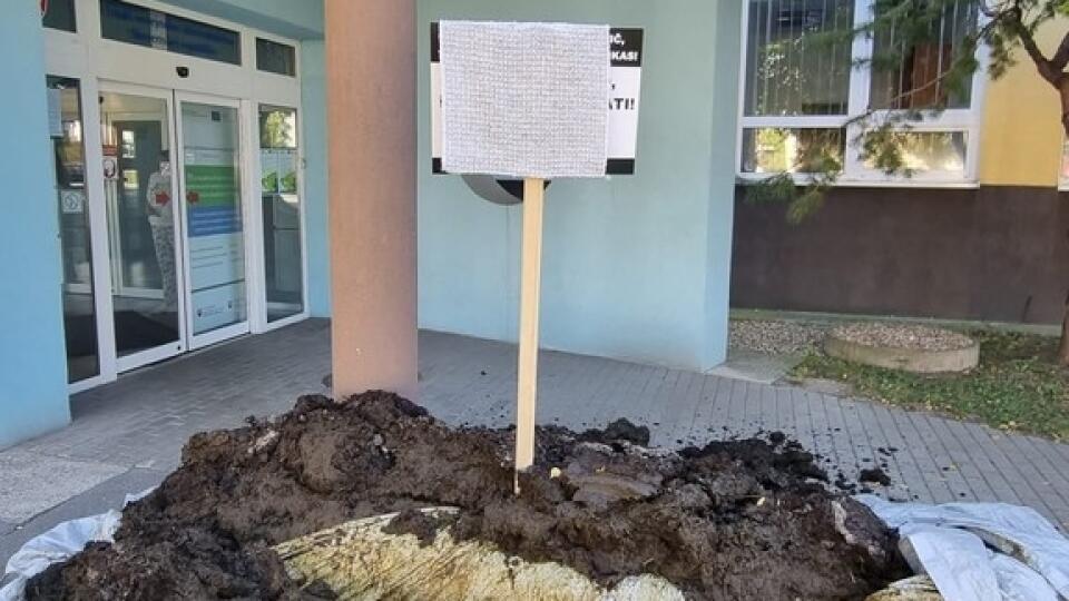 Pred Úradom verejného zdravotníctva (ÚVZ) SR vysypali vo štvrtok väčšie množstvo hnoja.