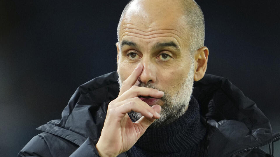 WA 50 Leeds - Tréner Manchestru City Pep Guardiola sa zamyslene pozerá pred zápasom 17. kola anglickej Premier League Leeds United - Manchester City v meste Leeds v stredu 28. decembra 2022. FOTO TASR/AP 

Manchester City's head coach Pep Guardiola looks on ahead of the English Premier League soccer match between Leeds United and Manchester City, at Elland Road Stadium in Leeds, England, Wednesday, Dec. 28, 2022. (AP Photo/Jon Super)