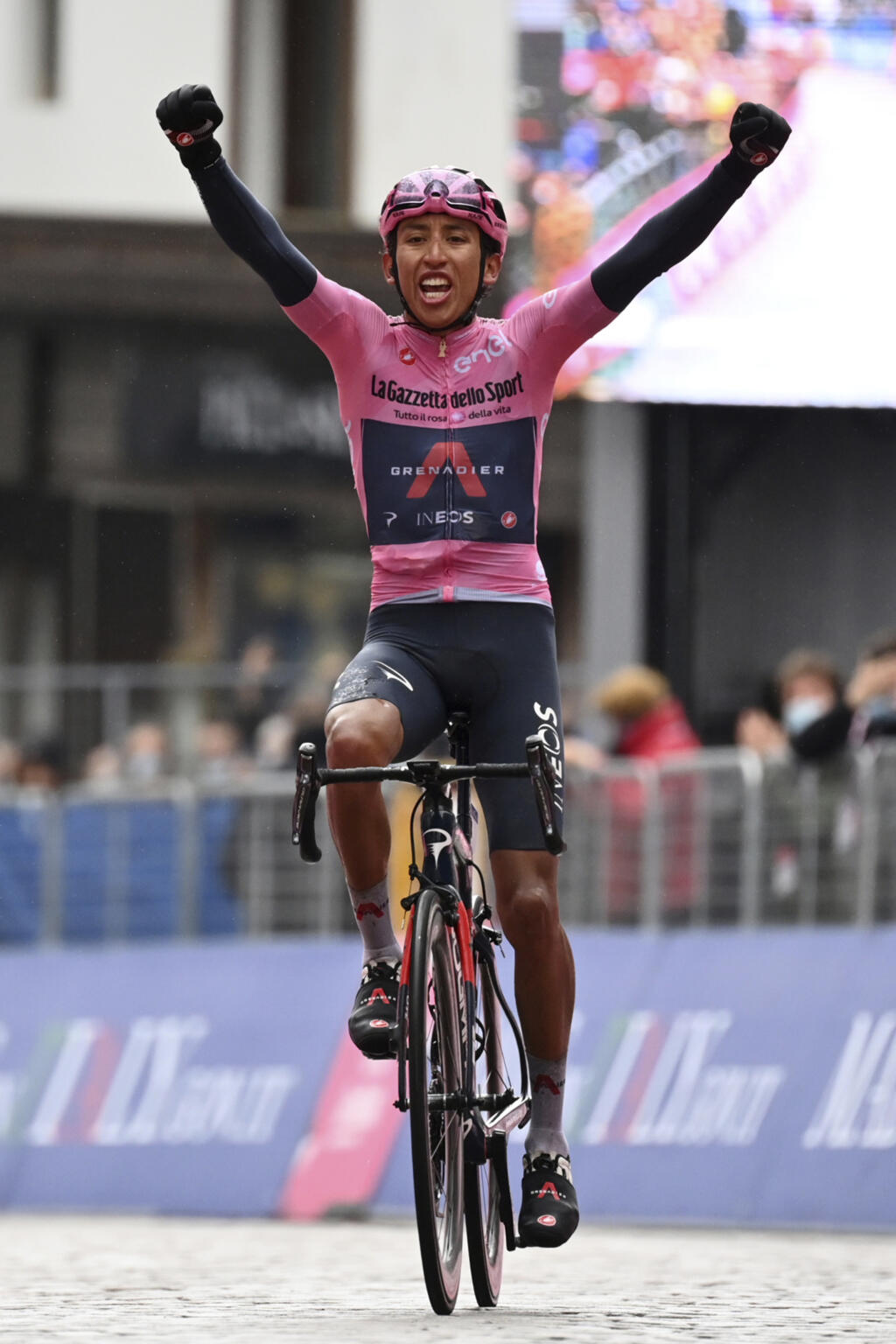 Kolumbijský cyklista Egan Bernal z tímu Ineos-Grenadiers víťazí v 16. etape cyklistických pretekov Giro d'Italia, ktorá viedla zo Sacile do Cortiny D'Ampezzo na severe Talianska