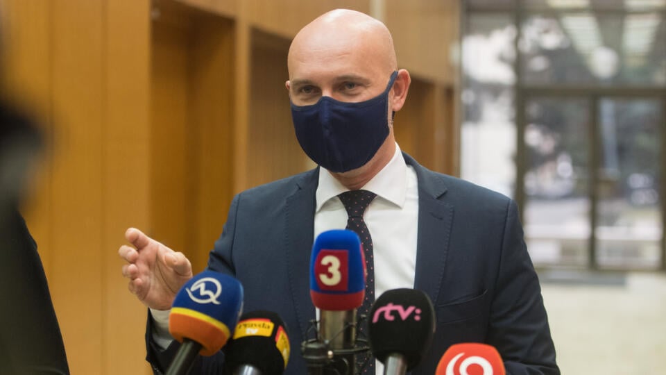 Na snímke minister školstva, vedy, výskumu a športu SR Branislav Gröhling počas brífingu s novinármi po mimoriadnom 56. zasadnutí vlády SR 4. decemra 2020 v Bratislave. FOTO TASR - Martin Baumann