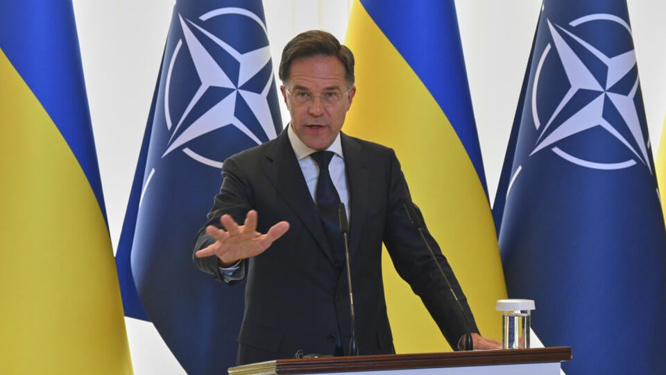 JB 9 Odesa - Generálny tajomník NATO Mark Rutte rozpráva počas spoločnej tlačovej konferencie s ukrajinským prezidentom Volodymyrom Zelenským po ich stretnutí v prístavnom meste Odesa na juhu Ukrajiny 15. apríla 2025. FOTO TASR/AP
NATO Secretary General Mark Rutte answers media questions during his joint press conference with Ukraine's President Volodymyr Zelenskyy in Odesa, Ukraine, Tuesday, April 15, 2025. (AP Photo/Michael Shtekel)