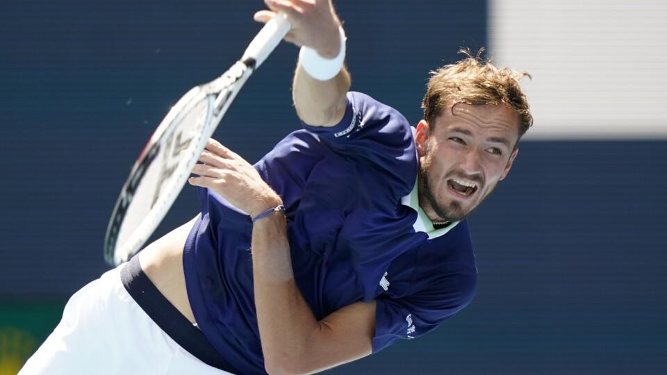 Daniil Medvedev stále verí, že si zahrá na Wimbledone a konflikt Ruska s Ukrajinou ho hnevá.