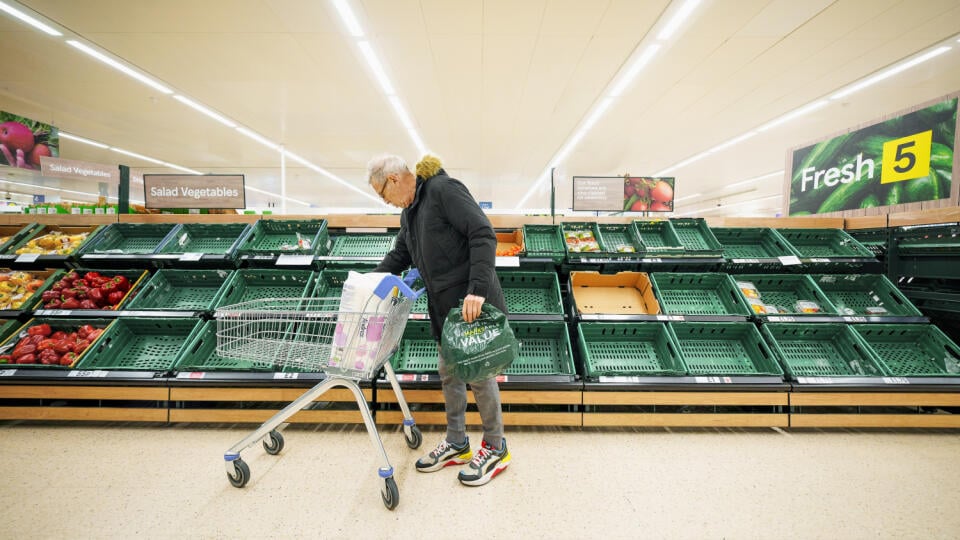 Pohľad na ponuku zeleniny v jednom zo supermarketov v anglickom Manchestri. Niektoré obchodné reťazce pristúpili k predaju zeleniny a ovocia na prídel.