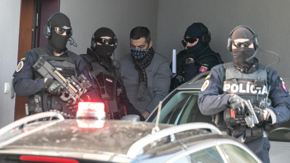 Na snímke predvedenie policajných funkcionárov na Špecializovanom trestnom súde v Pezinku, ktorí boli zadržaní počas akcie Očistec.