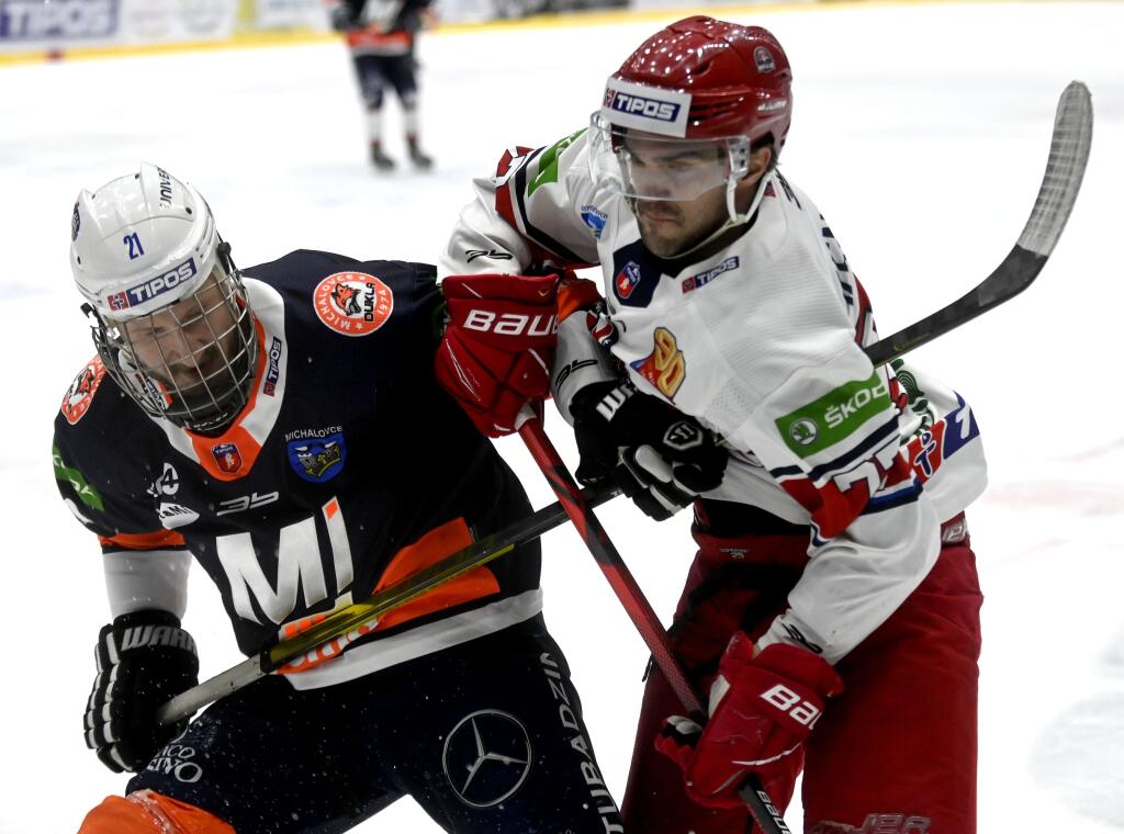 Na snímke zľava hráč HC Dukla Ingema Michalovce Radovan Puliš a hráč MhK 32 Liptovský Mikuláš Sameli Ventelä bojujú o puk v zápase 31. kola Tipos extraligy HK Dukla Ingema Michalovce – MhK 32 Liptovský Mikuláš v Michalovciach 20. januára 2023. FOTO TASR – Roman Hanc
