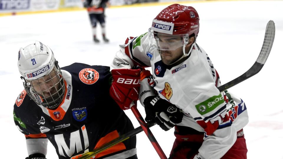 Na snímke zľava hráč HC Dukla Ingema Michalovce Radovan Puliš a hráč MhK 32 Liptovský Mikuláš Sameli Ventelä bojujú o puk v zápase 31. kola Tipos extraligy HK Dukla Ingema Michalovce – MhK 32 Liptovský Mikuláš v Michalovciach 20. januára 2023. FOTO TASR – Roman Hanc