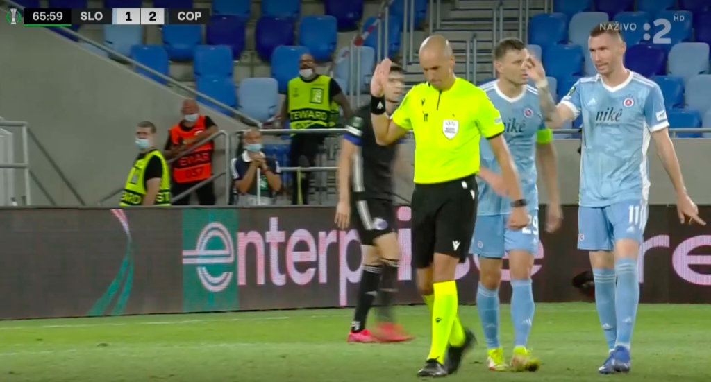 Akoby toho nebolo málo, v 66. minúte nariadil hlavný arbiter Michael Fabbri pokutový kop.
