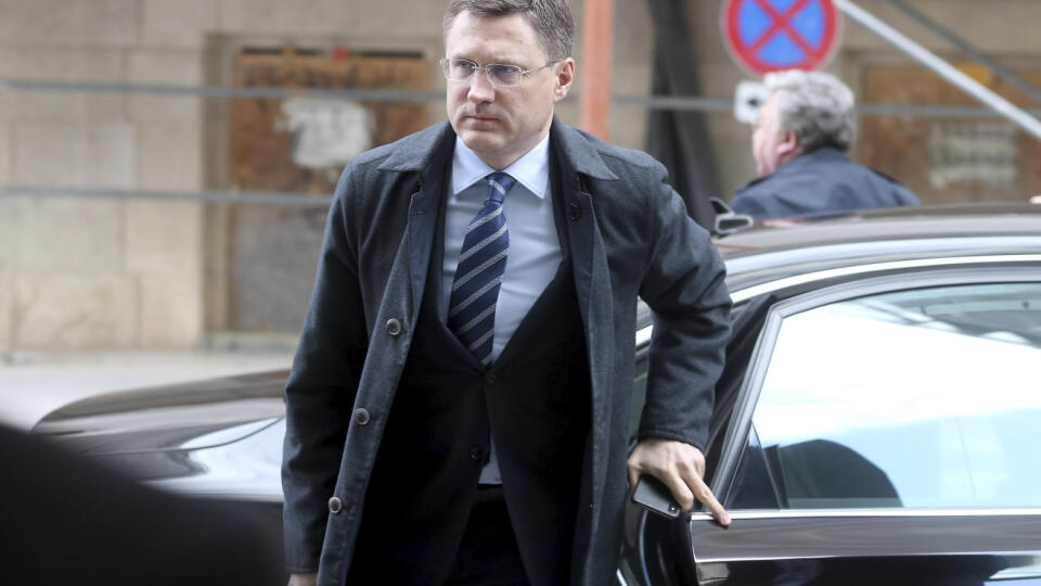 Alexander Novak prichádza na neformálne zasadnutie ministrov členských krajín Organizácie krajín vyvážajúcich ropu (OPEC) v sídle OPEC vo Viedni 4. marca 2020.