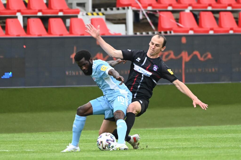 Na snímke vpravo hráč ViOnu Martin Tóth a hráč Slovana Ibrahim Rabiu počas zápasu 9. kola nadstavbovej časti Fortuna ligy skupiny o titul medzi FC ViOn Zlaté Moravce - ŠK Slovan Bratislava v sobotu 15. mája 2021 v Zlatých Moravciach. FOTO TASR - Lukáš Grinaj