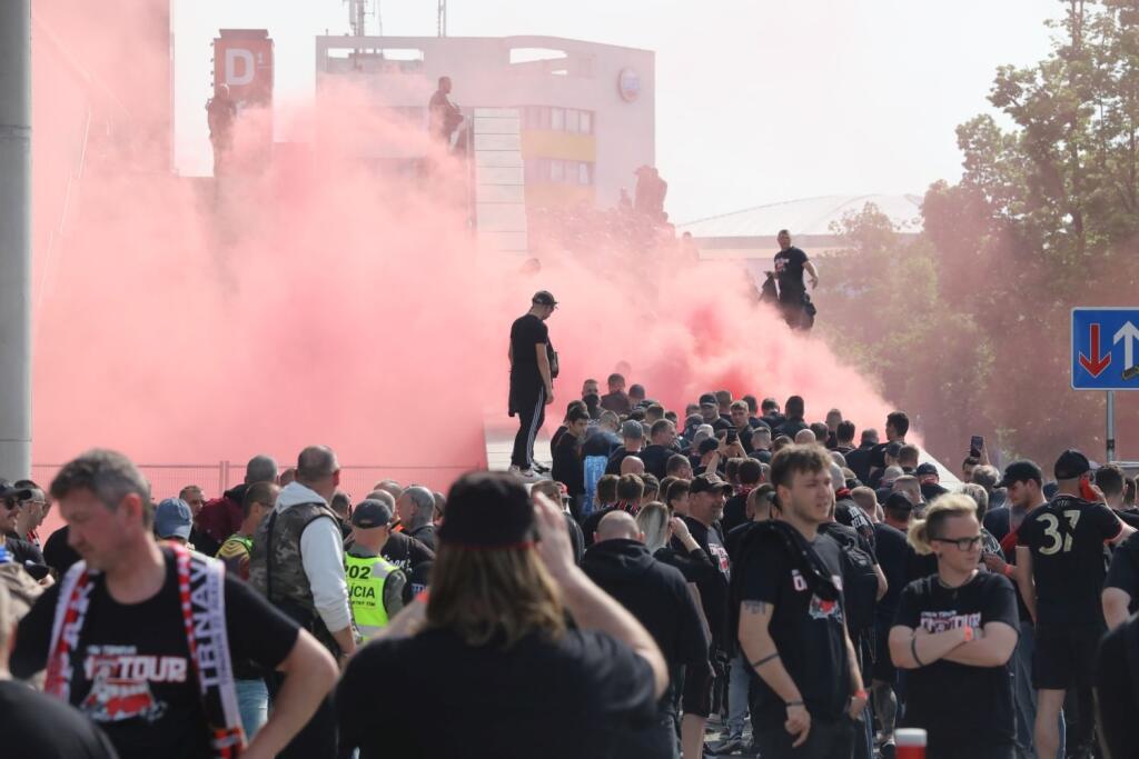 Finále Slovnaft Cupu medzi Slovanom Bratislava a Spartakom Trnava sprevádzali prísne opatrenia. Takto to vyzeralo v uliciach hlavného mesta pred príchodom fanúšikov Spartaka.