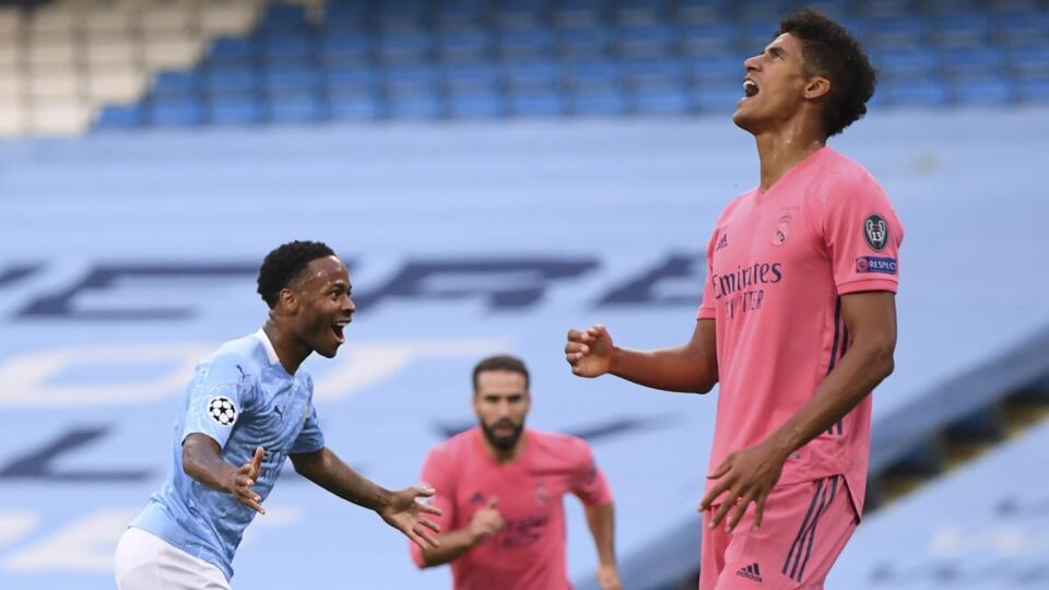 WA 41 Manchester - Manchester City Raheem Sterling (vľavo) sa teší po strelení gólu odvetnom zápase osemfinále Ligy majstrov Manchester City - Real Madrid v Manchestri 7. augusta 2020. FOTO TASR/AP
Manchester City's Raheem Sterling, left, celebrates after scoring the opening goal during the Champions League round of 16, second leg soccer match between Manchester City and Real Madrid at the Etihad Stadium stadium in Manchester, England, Friday, Aug. 7, 2020. (Shaun Botterill, Pool via AP)