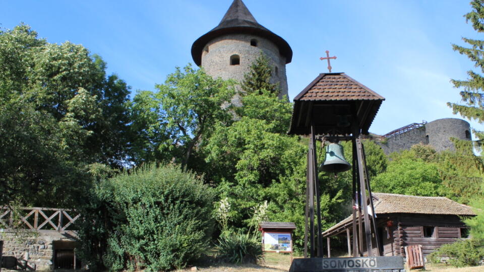 Hrad Šomoška navštevujú Slováci aj Maďari, lebo stojí doslova na hranici.