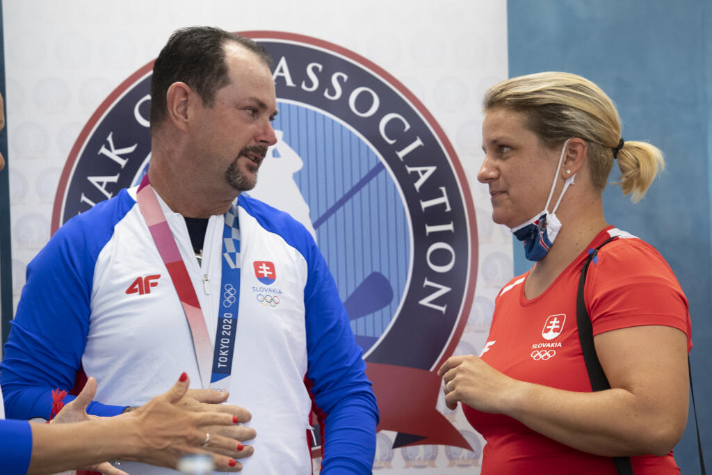 Na snímke vpravo olympijská víťazka v streľbe na XXXII. Letných OH v Tokiu Zuzana Rehák Štefečeková a vľavo strieborný medailista v golfe Rory Sabbatini počas tlačovej konferencie po návrate do vlasti 3. augusta 2021 v Olympijskom tréningovom centre v Šamoríne. FOTO TASR - Pavel Neubauer