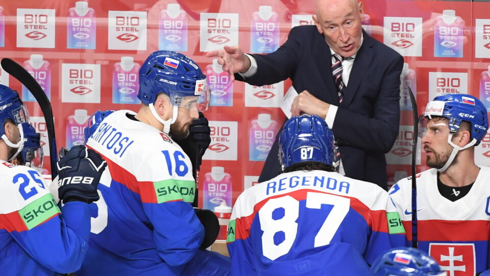Na snímke slovenská striedačka zľava Alex Tamáši, Róbert Lantoši, Pavol Regenda, kapitán Marek Hrivík a uprostred v pozadí tréner slovenskej hokejovej reprezentácie Craig Ramsay v zápase základnej B-skupiny Slovensko - Lotyšsko na 86. majstrovstvách sveta v ľadovom hokeji v sobotu 13. mája 2023 v lotyšskej Rige. FOTO TASR - Martin Baumann
