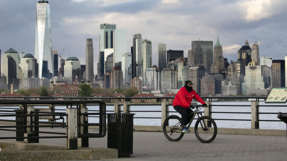 KK2 Jersey City - Na snímke muž s ochranným rúškom sa bicykluje v parku počas pandémie koronavírusu 11.mája 2020 v Jersey City. Počet obetí nákazy COVID-19 spôsobenej novým druhom koronavírusu presiahol v Spojených štátoch 80.000, čo je najviac na svete. FOTO TASR/AP
A cyclist wears a mask as he bikes in Liberty State Park, Monday, May 11, 2020, in Jersey City, N.J., during the coronavirus pandemic. Behind him is some of the New York skyline. Gov. Phil Murphy said on Monday that New Jersey will