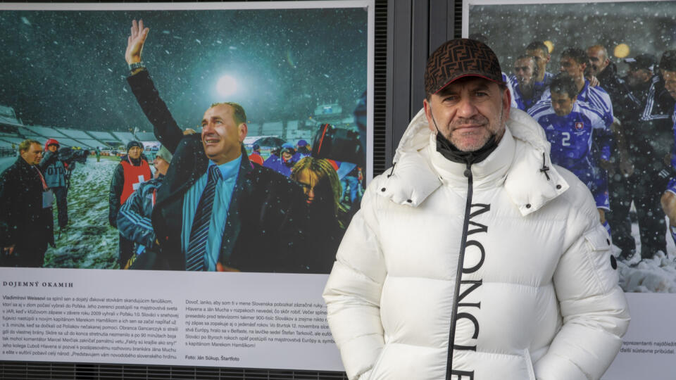 Nad fotografiami zo zasneženého Chorzówa, kde naši chlapci porazili domáce Poľsko 1:0 a zabezpečili si miestenku na šampionát stále cítiť veľkú nostalgiu.