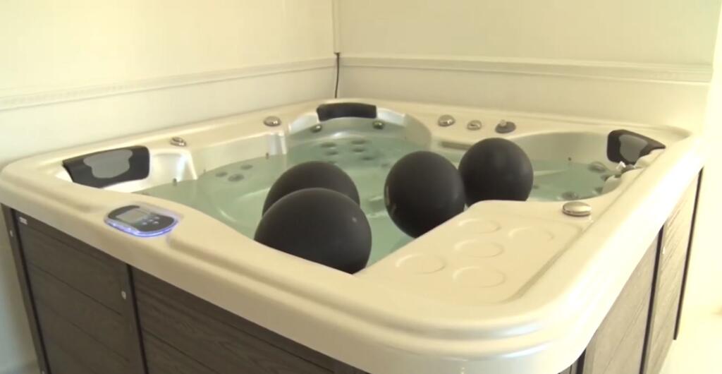 V relaxačnej miestnosti sa nachádza sauna a ďalšia vírivka.
