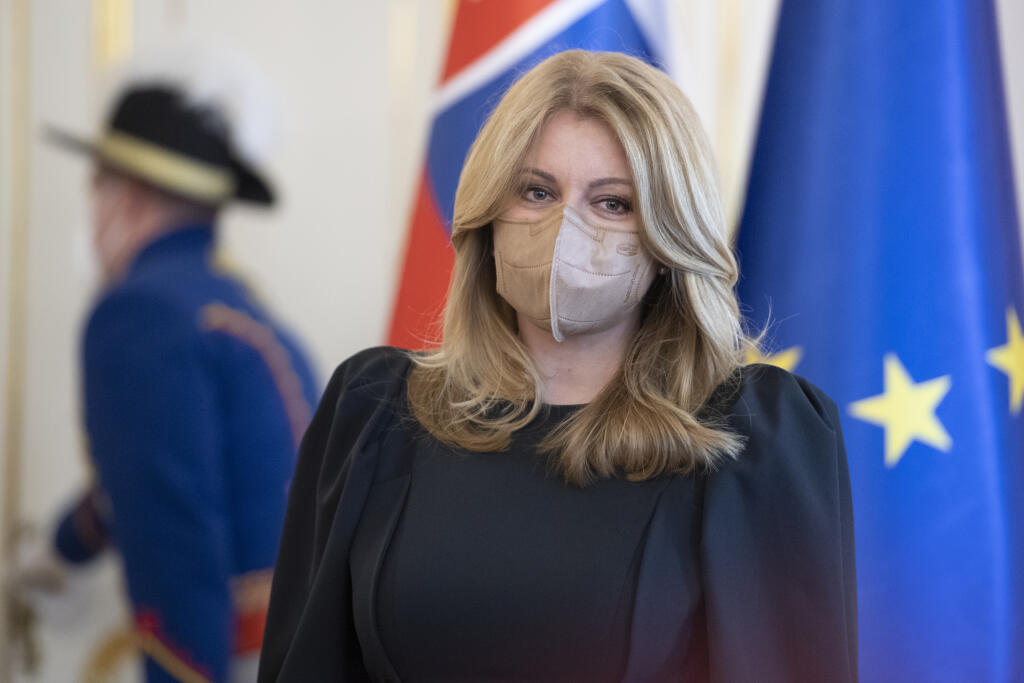 Zmluva o nákupe vakcíny Sputnik V by mala byť zverejnená. Prezidentka SR Zuzana Čaputová to vyhlásila vo štvrtok po preštudovaní zmluvy a listu, v ktorom Rusko požiadalo o vrátenie vakcín. Doplnila, že dôvodom požiadavky na vrátenie nebolo, že dal Štátny ústav pre kontrolu liečiv testovať vakcínu necertifikovanému laboratóriu. Na snímke prezidentka SR Zuzana Čaputová počas vyhlásenia pre médiá 15. apríla 2021 v Prezidentskom paláci v Bratislave. FOTO TASR - Pavel Neubauer