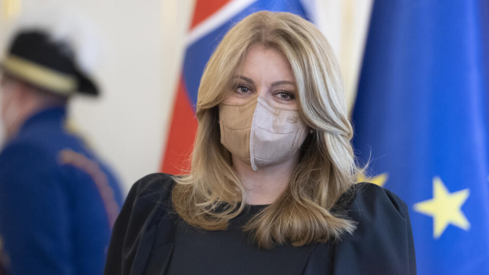 Zmluva o nákupe vakcíny Sputnik V by mala byť zverejnená. Prezidentka SR Zuzana Čaputová to vyhlásila vo štvrtok po preštudovaní zmluvy a listu, v ktorom Rusko požiadalo o vrátenie vakcín. Doplnila, že dôvodom požiadavky na vrátenie nebolo, že dal Štátny ústav pre kontrolu liečiv testovať vakcínu necertifikovanému laboratóriu. Na snímke prezidentka SR Zuzana Čaputová počas vyhlásenia pre médiá 15. apríla 2021 v Prezidentskom paláci v Bratislave. FOTO TASR - Pavel Neubauer