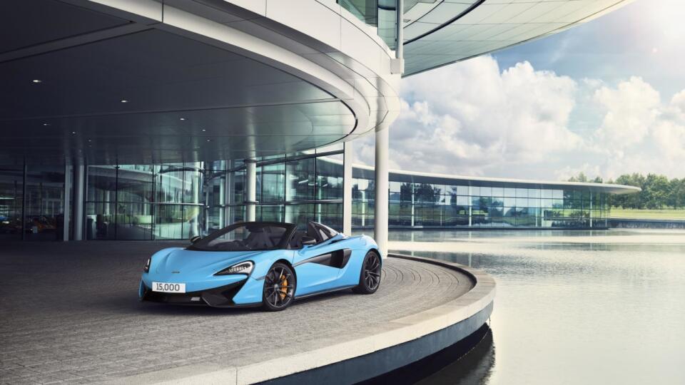 McLaren 570S Spider vo farbe Curacao Blue